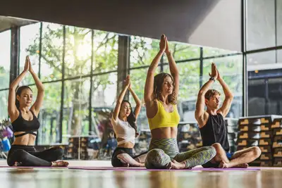 Sukhāsana Ūrdhva Hastāsana